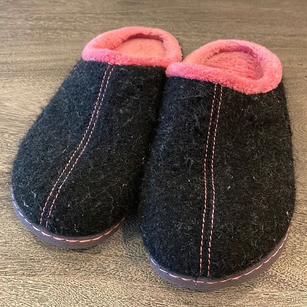 Brookstone felt black slippers size Medium